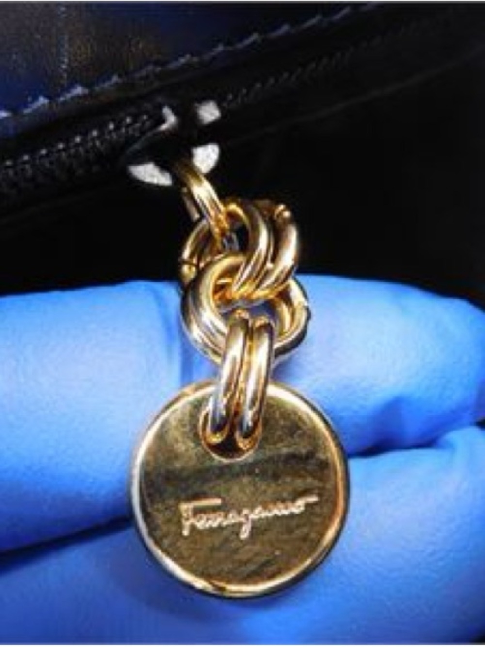 Authentic Salvatore Ferragamo Gancini Chain Shoulder Bag - Vintage - Picture 8 of 9